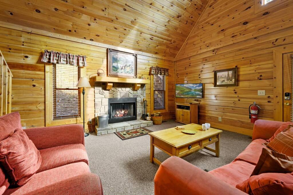 Beautiful 2 Bed Cabin With Hot Tub And Resort Pool Sevierville Esterno foto