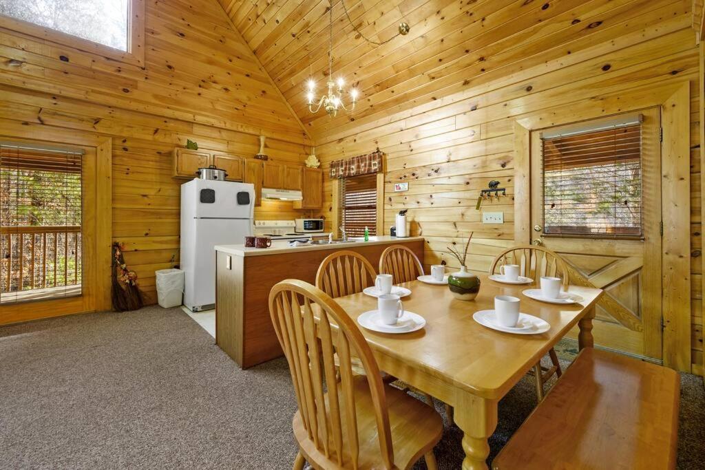 Beautiful 2 Bed Cabin With Hot Tub And Resort Pool Sevierville Esterno foto