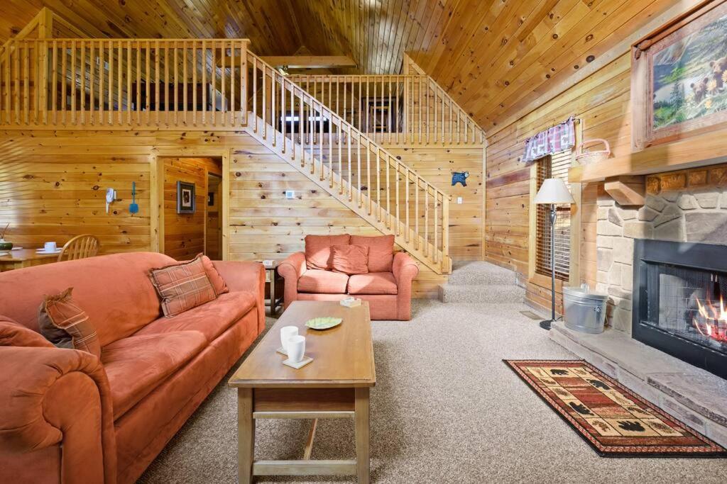 Beautiful 2 Bed Cabin With Hot Tub And Resort Pool Sevierville Esterno foto