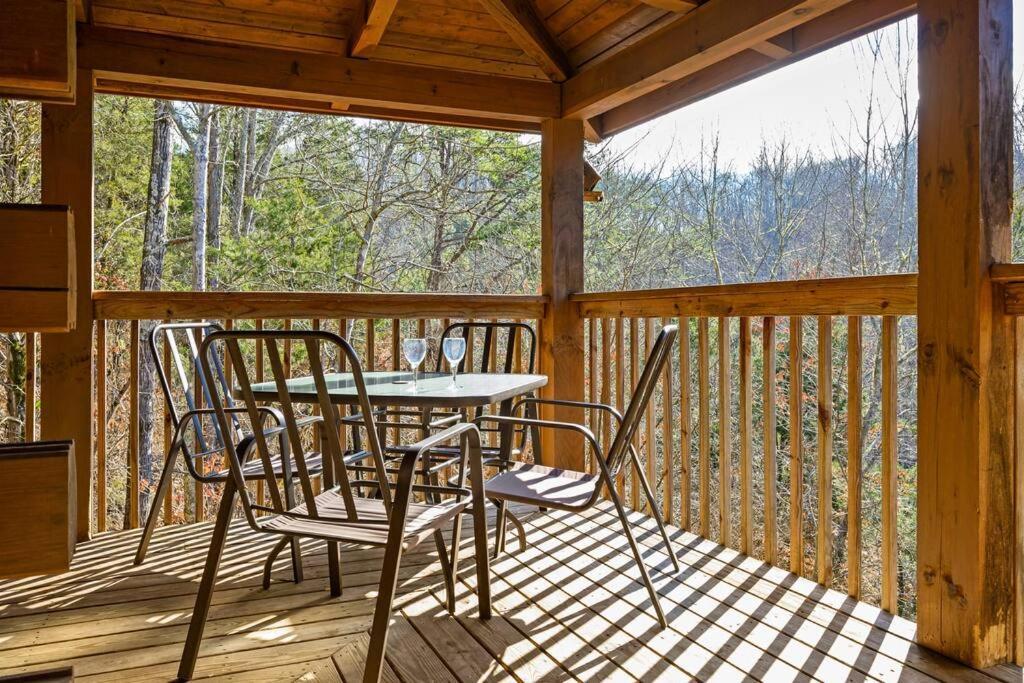 Beautiful 2 Bed Cabin With Hot Tub And Resort Pool Sevierville Esterno foto