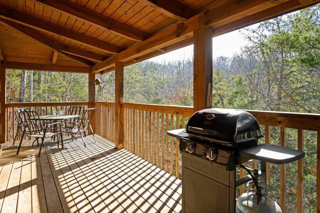 Beautiful 2 Bed Cabin With Hot Tub And Resort Pool Sevierville Esterno foto