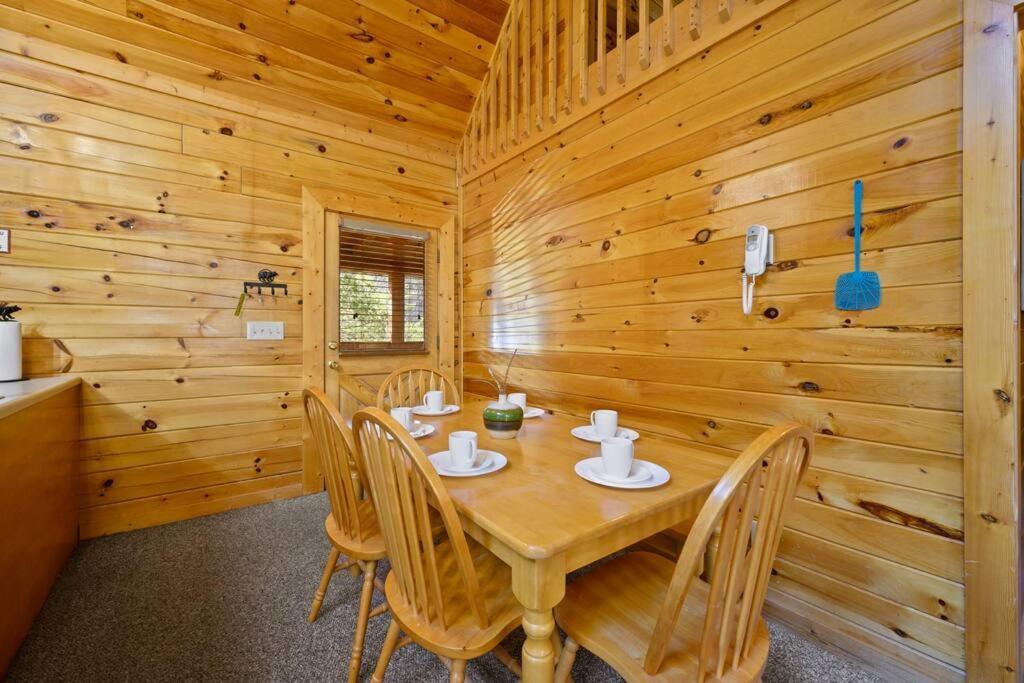 Beautiful 2 Bed Cabin With Hot Tub And Resort Pool Sevierville Esterno foto