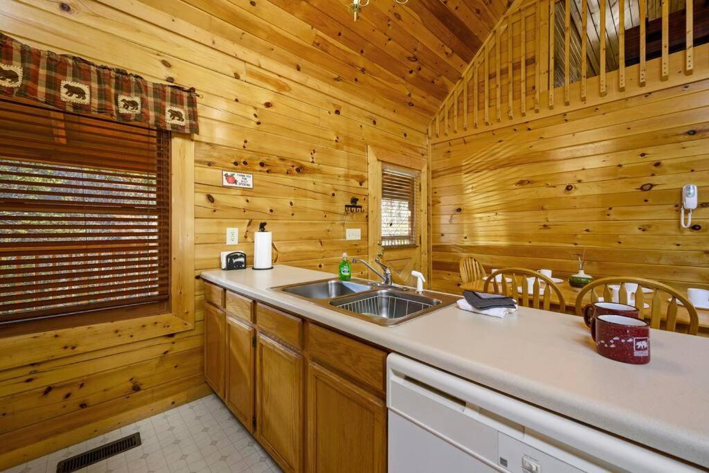 Beautiful 2 Bed Cabin With Hot Tub And Resort Pool Sevierville Esterno foto