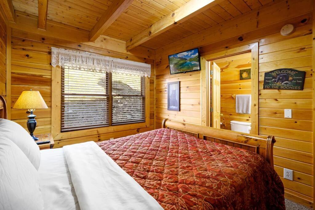 Beautiful 2 Bed Cabin With Hot Tub And Resort Pool Sevierville Esterno foto