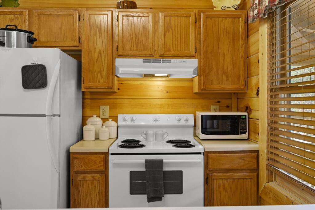 Beautiful 2 Bed Cabin With Hot Tub And Resort Pool Sevierville Esterno foto