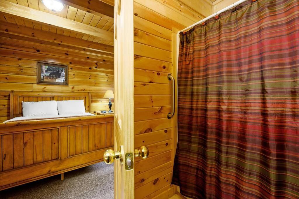 Beautiful 2 Bed Cabin With Hot Tub And Resort Pool Sevierville Esterno foto
