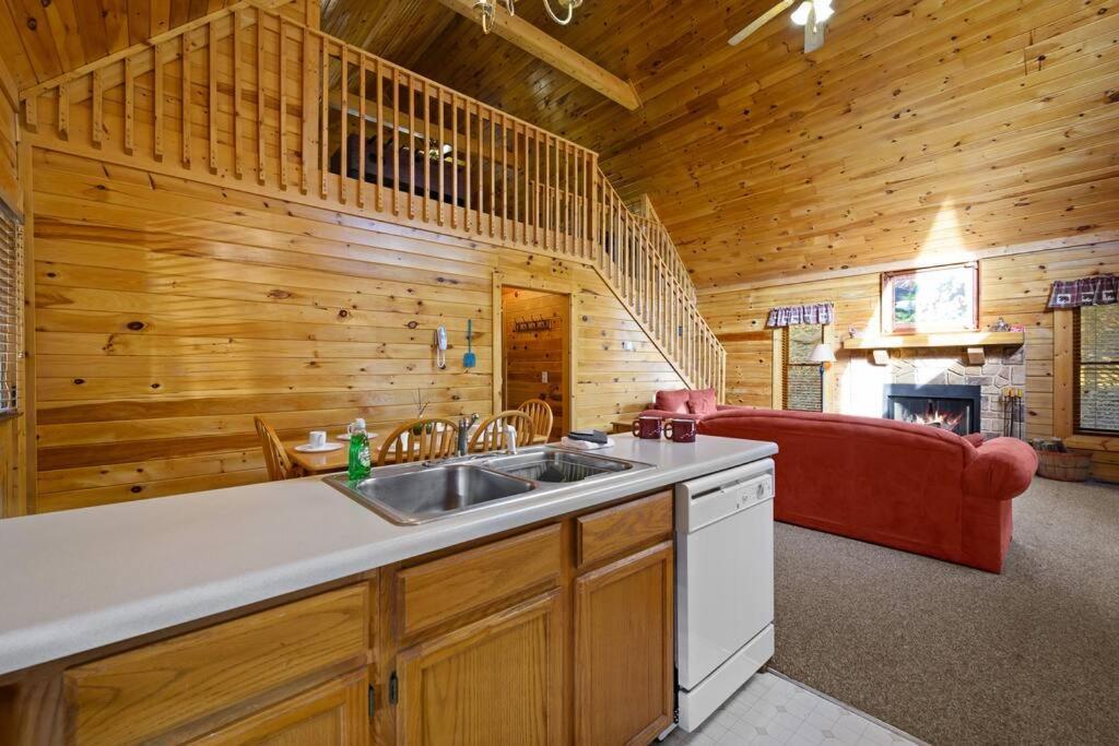 Beautiful 2 Bed Cabin With Hot Tub And Resort Pool Sevierville Esterno foto