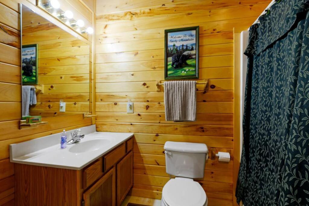 Beautiful 2 Bed Cabin With Hot Tub And Resort Pool Sevierville Esterno foto