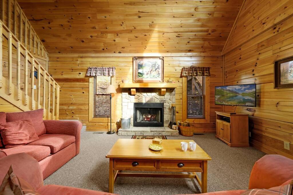 Beautiful 2 Bed Cabin With Hot Tub And Resort Pool Sevierville Esterno foto