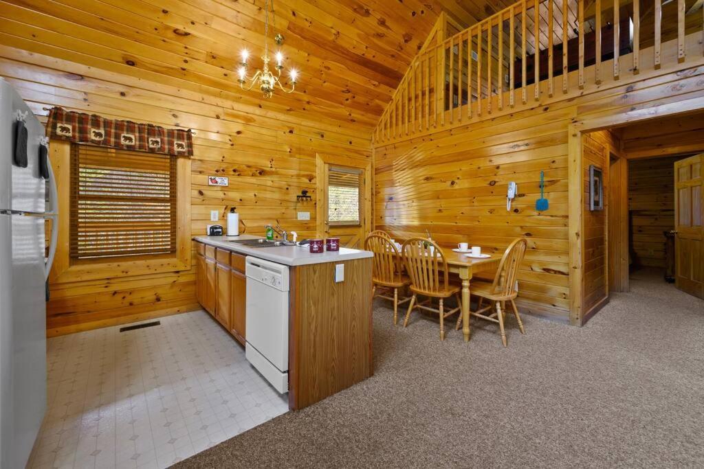 Beautiful 2 Bed Cabin With Hot Tub And Resort Pool Sevierville Esterno foto