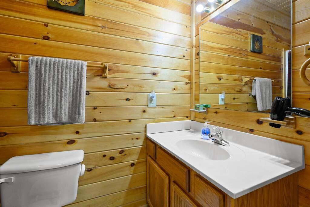 Beautiful 2 Bed Cabin With Hot Tub And Resort Pool Sevierville Esterno foto