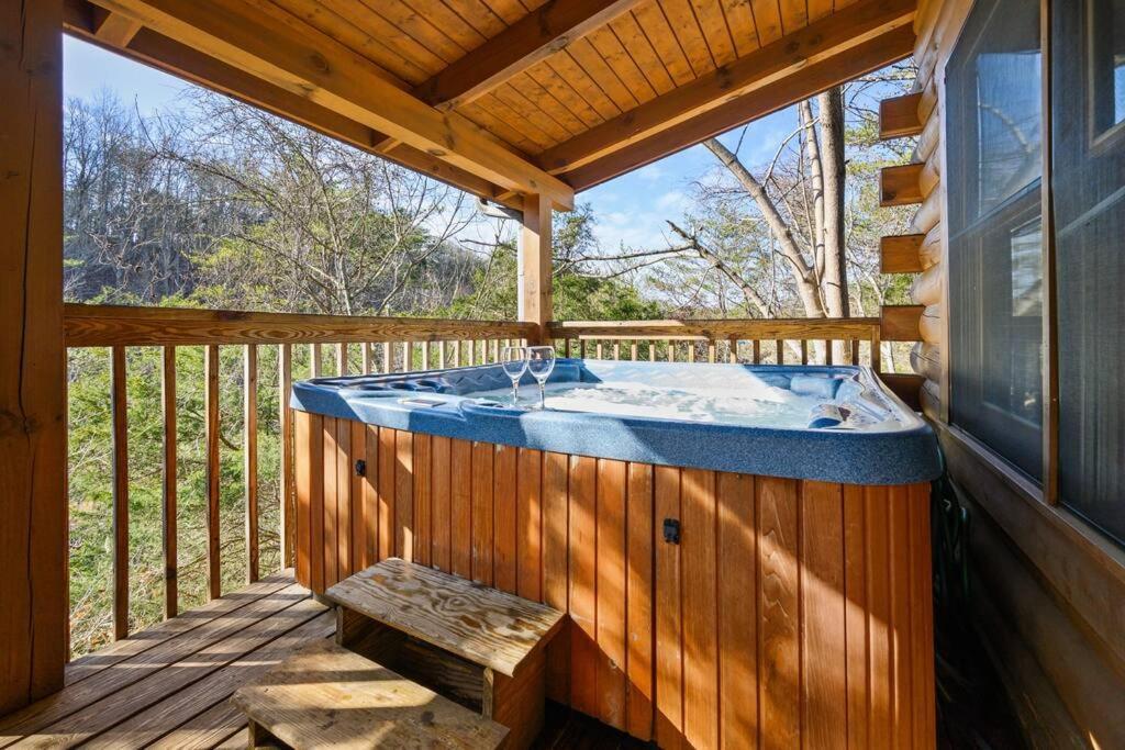 Beautiful 2 Bed Cabin With Hot Tub And Resort Pool Sevierville Esterno foto
