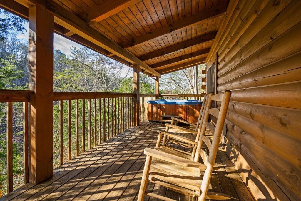 Beautiful 2 Bed Cabin With Hot Tub And Resort Pool Sevierville Esterno foto
