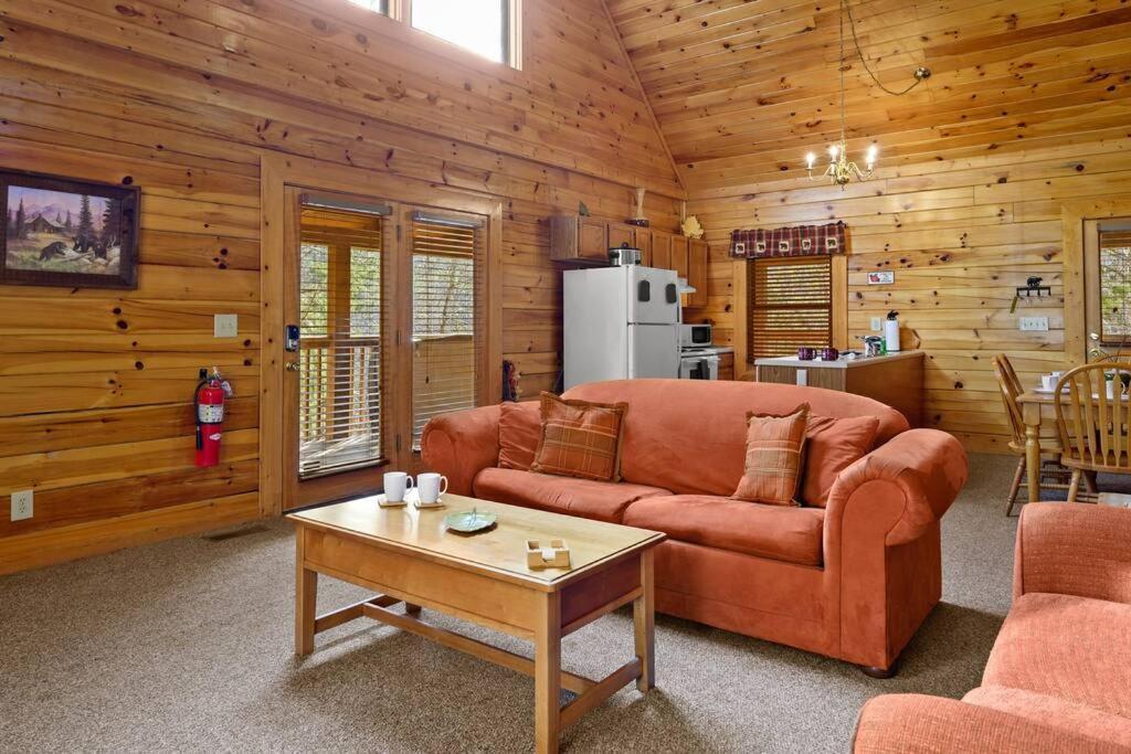 Beautiful 2 Bed Cabin With Hot Tub And Resort Pool Sevierville Esterno foto
