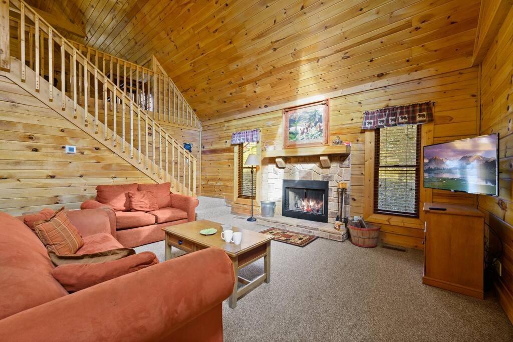 Beautiful 2 Bed Cabin With Hot Tub And Resort Pool Sevierville Esterno foto