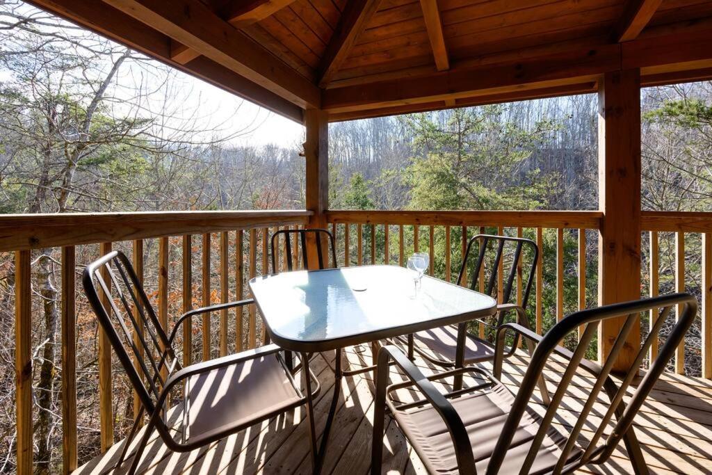 Beautiful 2 Bed Cabin With Hot Tub And Resort Pool Sevierville Esterno foto