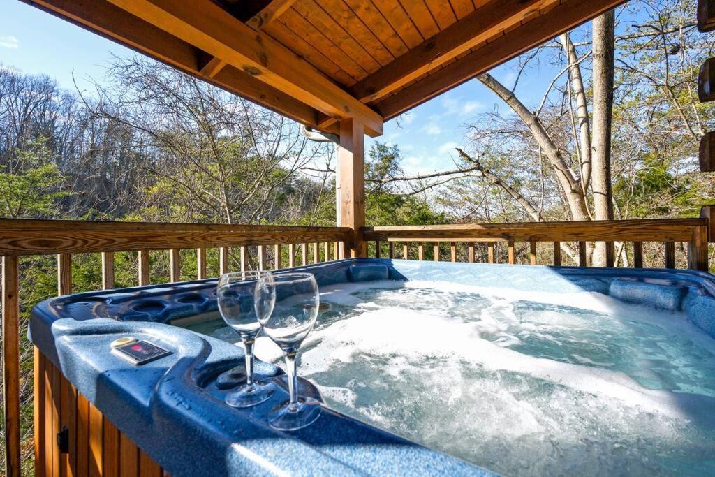 Beautiful 2 Bed Cabin With Hot Tub And Resort Pool Sevierville Esterno foto