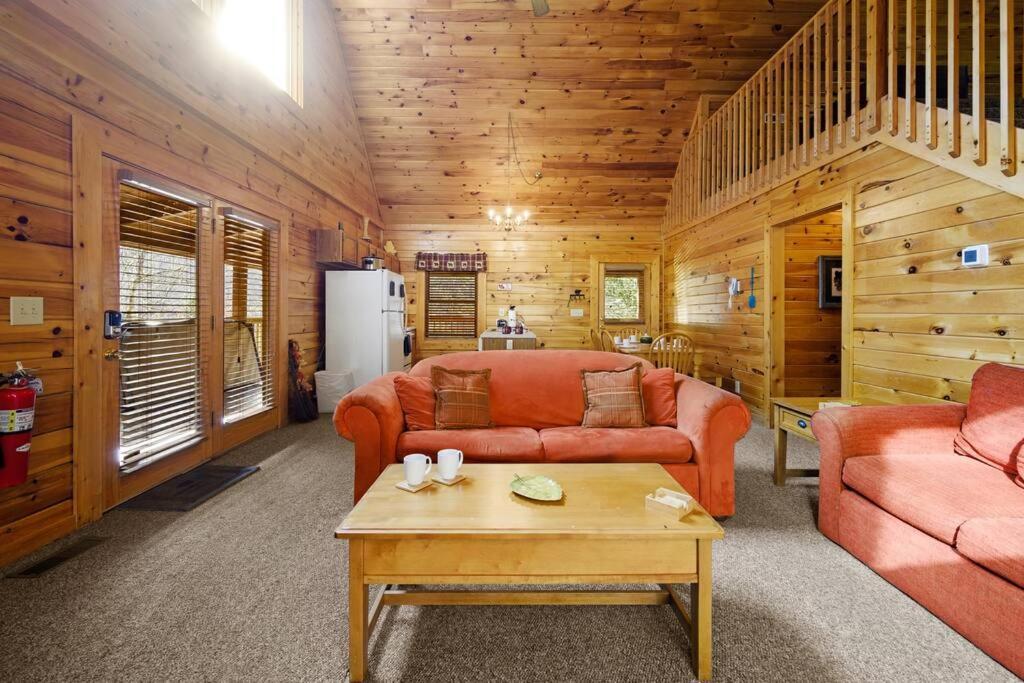 Beautiful 2 Bed Cabin With Hot Tub And Resort Pool Sevierville Esterno foto