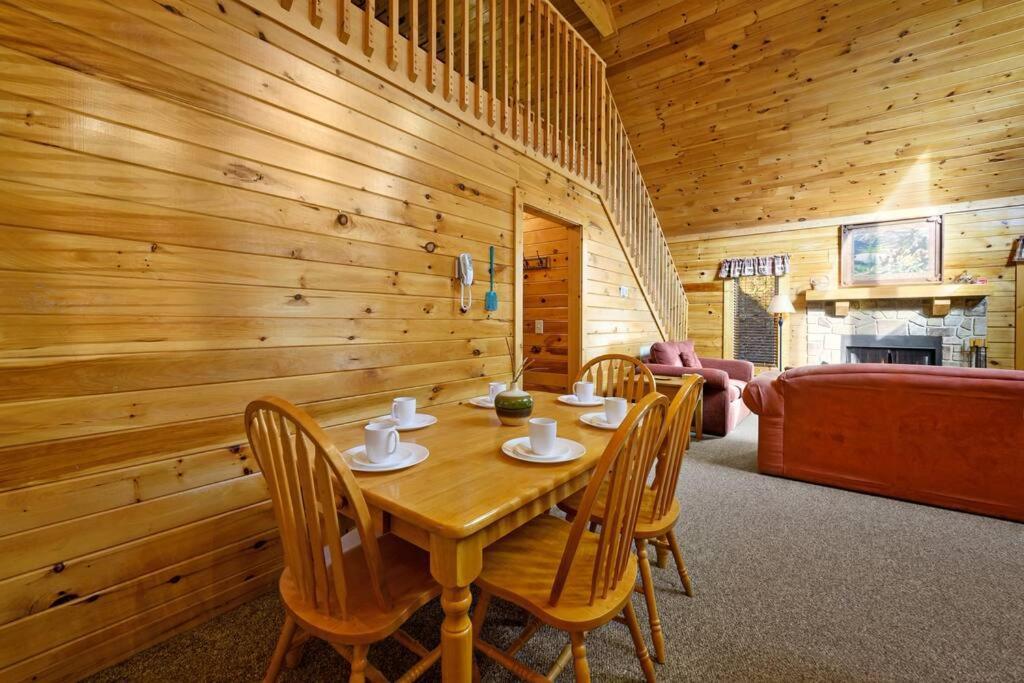 Beautiful 2 Bed Cabin With Hot Tub And Resort Pool Sevierville Esterno foto