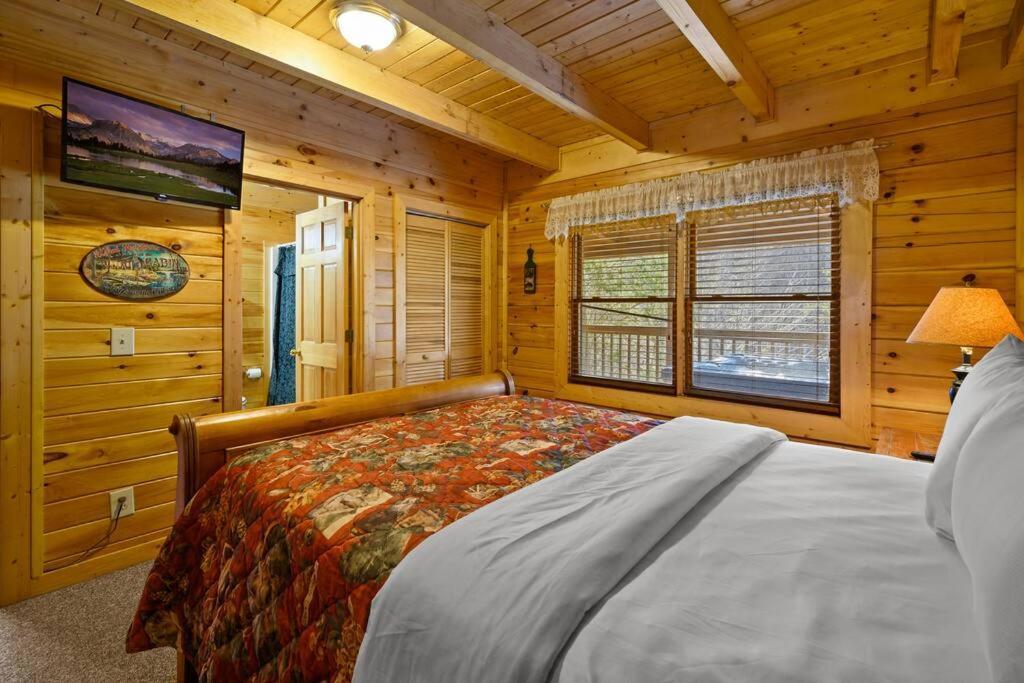 Beautiful 2 Bed Cabin With Hot Tub And Resort Pool Sevierville Esterno foto