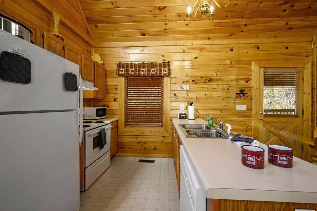 Beautiful 2 Bed Cabin With Hot Tub And Resort Pool Sevierville Esterno foto